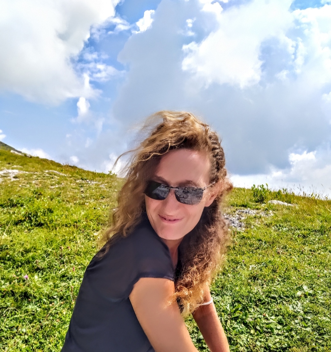 Dettaglio di pittura artigianale di rose rosa, ispirazione botanica dello studio Arteamano sul Lago di Como