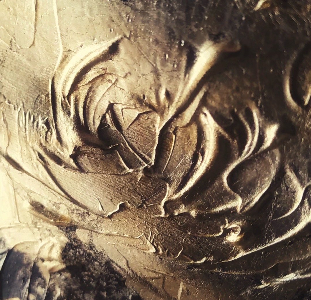 Pittura materica dorata su tessuto con rilievi botanici, design artigianale esclusivo Arteamano