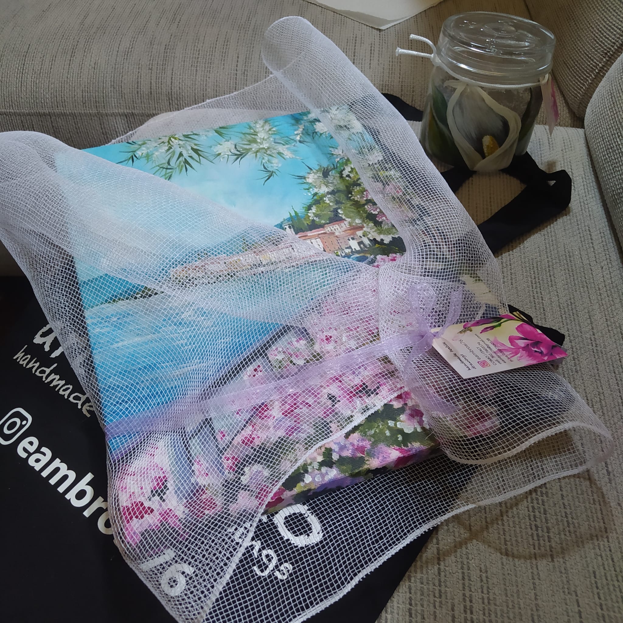 Confezione regalo sartoriale con pittura del Lago di Como e motivi floreali, arte tessile su commissione