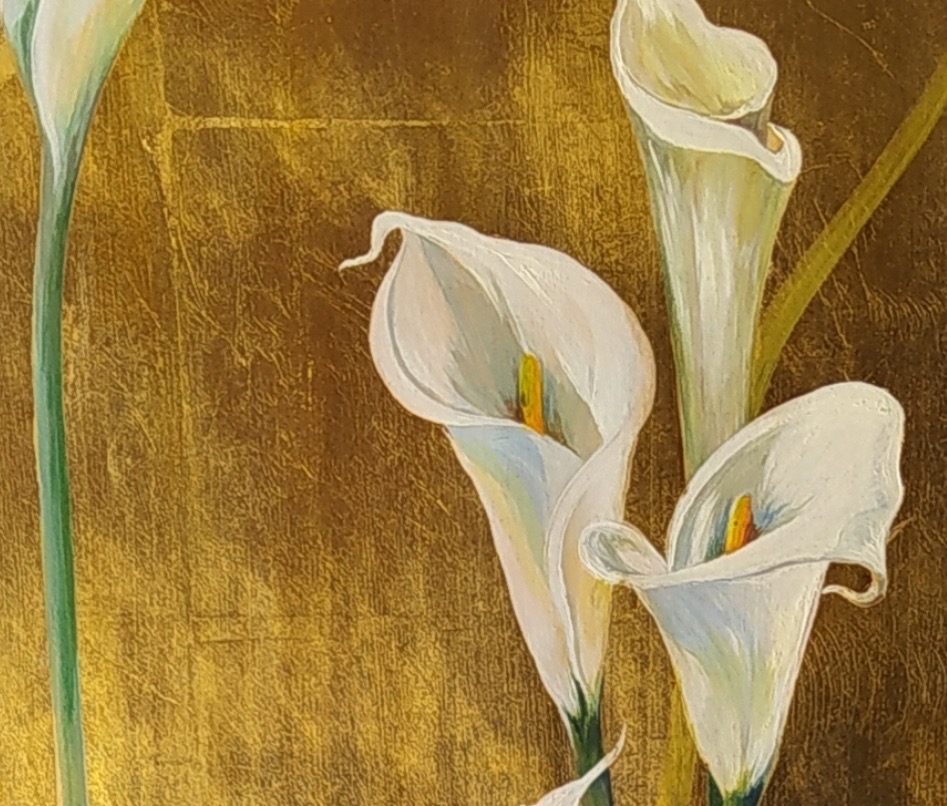 Dipinto di calle bianche su sfondo dorato texturizzato, arte floreale artigianale su carta