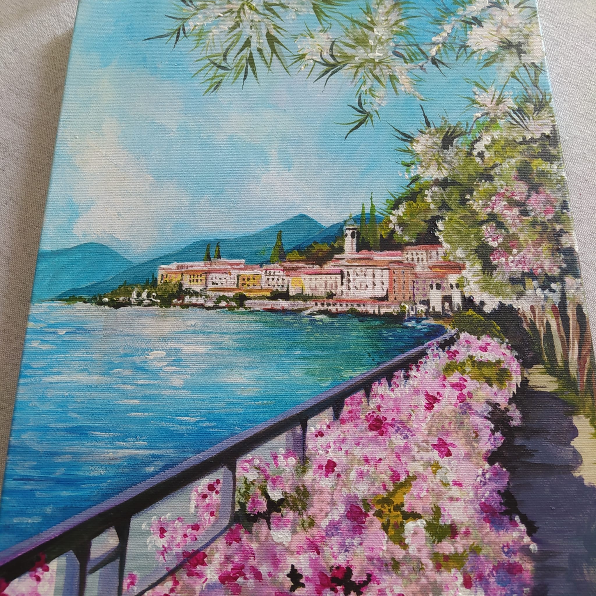 Dipinto a mano di borgo sul Lago di Como con fioritura primaverile, paesaggio tessile artigianale