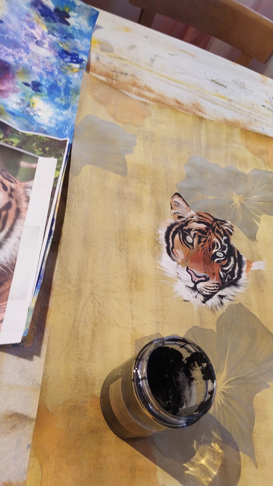 Dietro le quinte: dipinto in lavorazione di tigre con motivi di fiori di loto, processo creativo Arteamano
