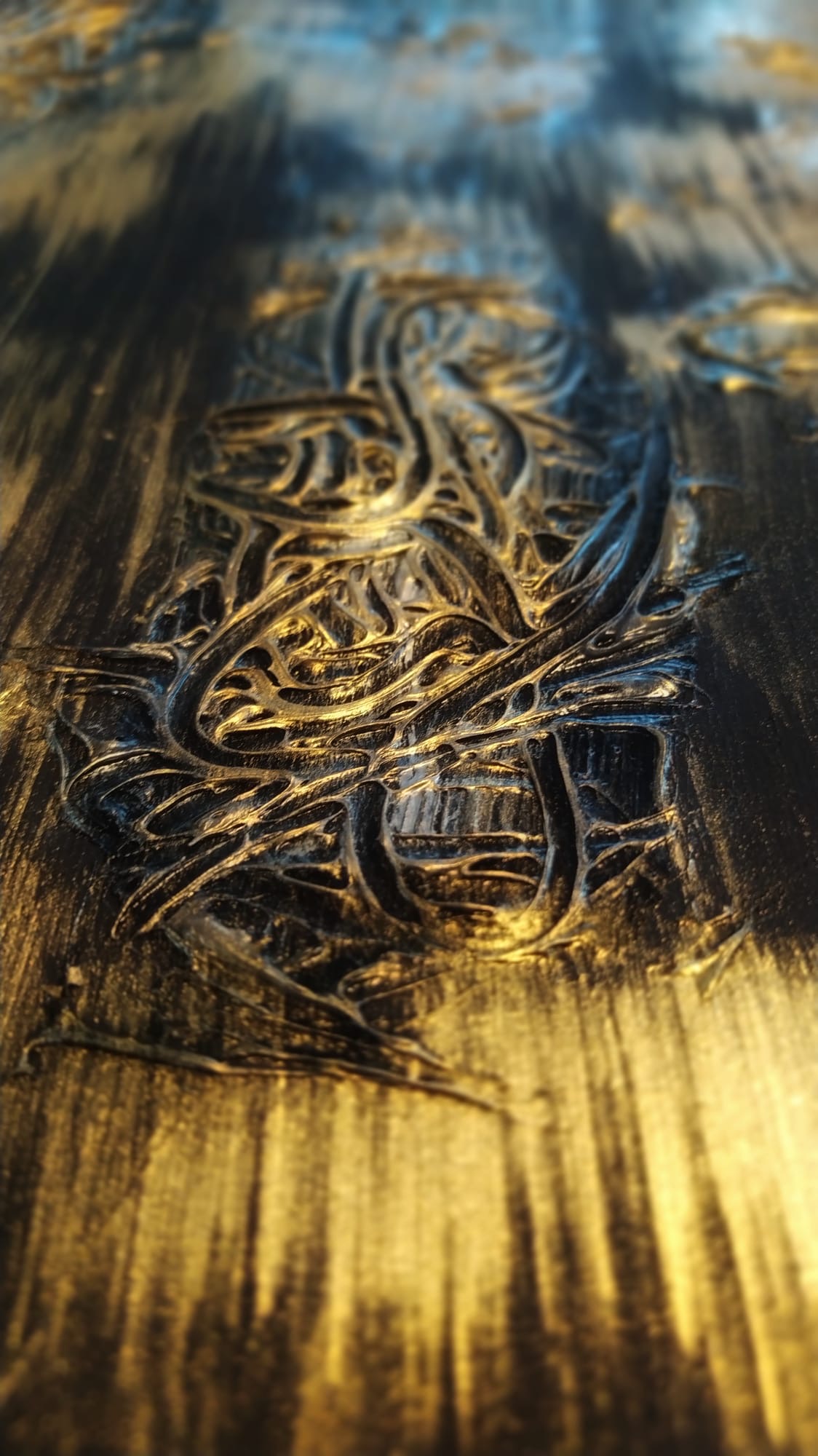 Arte materica astratta con rilievi scuri e tocchi dorati, design tessile tridimensionale